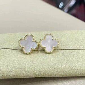 🚚🚚Van Cleef & Arpels Gold and mother of pearl Clover Earrings🚚